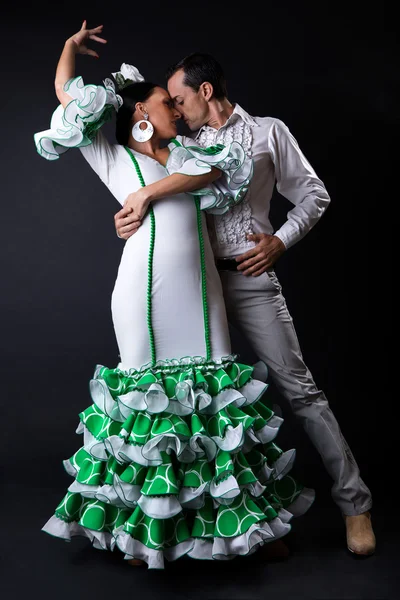 Jóvenes bailarines flamencos en precioso vestido sobre fondo negro . — Foto de Stock