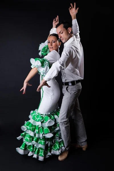 Jonge flamenco dansers in prachtige jurk op zwarte achtergrond. — Stockfoto