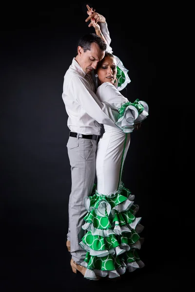 Jóvenes bailarines flamencos en precioso vestido sobre fondo negro . — Foto de Stock