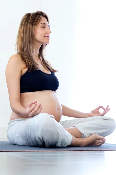 Zwangere vrouw ontspannen yoga doen, zittend in lotuspositie. — Stockfoto