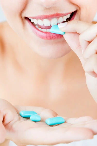 Belle fille mangeant du chewing-gum. Isolé sur blanc . — Photo