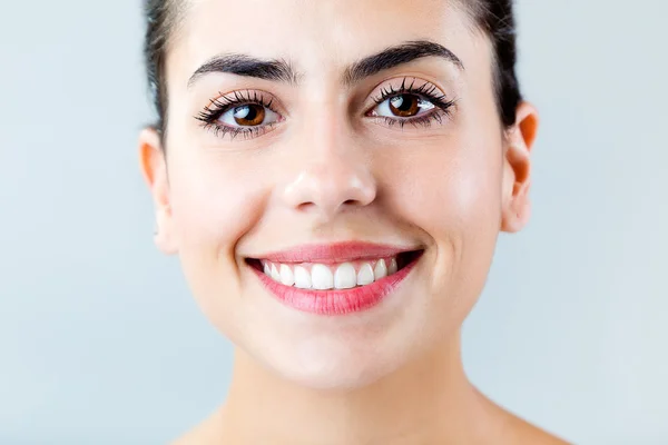 Güzel mükemmel bir gülümseme ile. Beyaz izole.