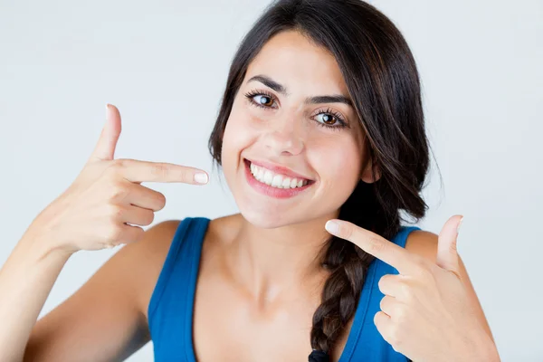 Linda com um sorriso perfeito. Isolado em branco . — Fotografia de Stock