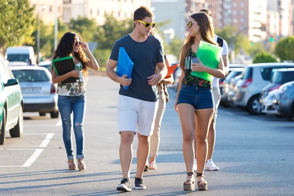 Eine Gruppe von Freunden, die sich nach dem Unterricht auf der Straße unterhalten — Stockfoto