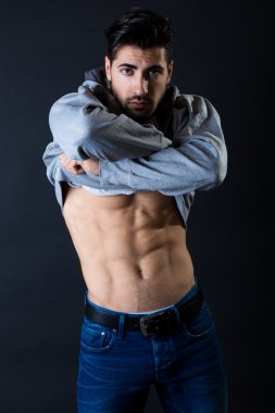 Zarif genç yakışıklı adam. Stüdyo moda portresi.