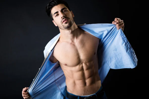 Zarif genç yakışıklı adam. Stüdyo moda portresi.