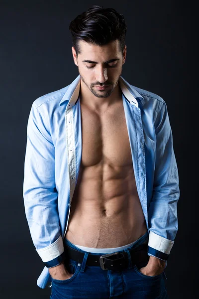 Zarif genç yakışıklı adam. Stüdyo moda portresi.