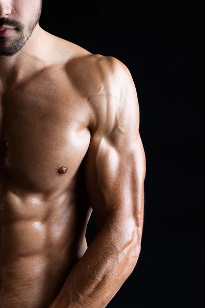 Homem bonito e musculoso em fundo escuro . — Fotografia de Stock