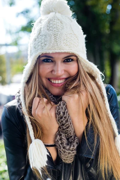 Retrato de moda de hermosa chica en la ciudad . — Foto de Stock