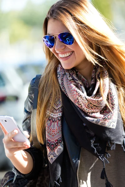 Portrait de belle fille buvant du café et utilisant son mobile — Photo