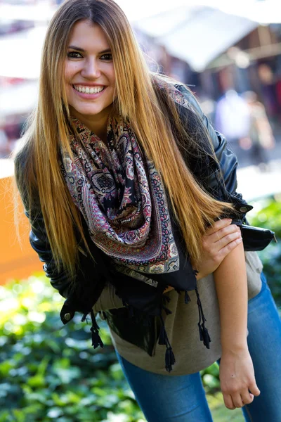 Mode portret van mooi meisje in de stad. — Stockfoto