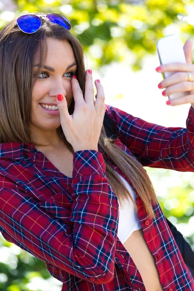 Potret gadis cantik menggunakan ponselnya di kota. . — Stok Foto