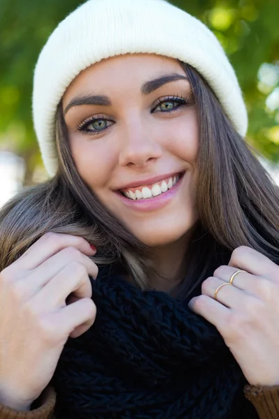 Retrato de moda de hermosa chica en la ciudad . —  Fotos de Stock