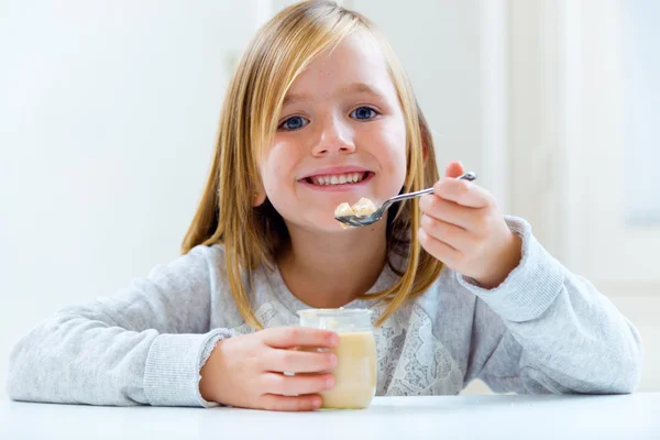 Schönes Kind frühstückt zu Hause. — Stockfoto