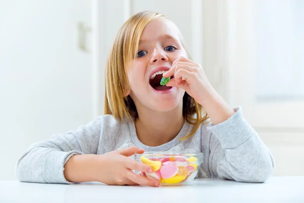 Piękne dziecko jedzenie słodyczy w domu. — Zdjęcie stockowe