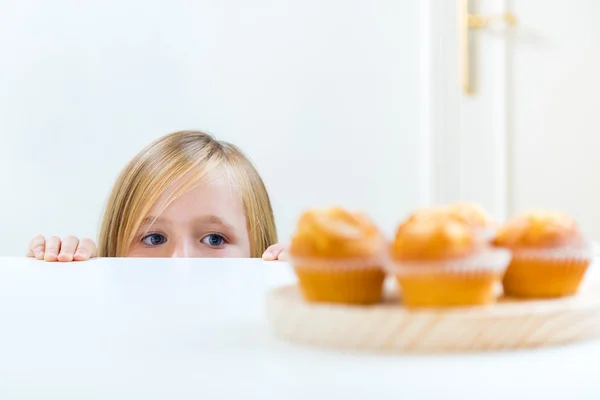 Vackra barn äter frukost hemma. — Stockfoto