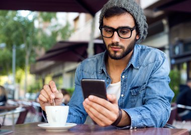 Sokakta Cep Telefonu Olan Modern Genç Adam.