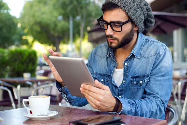 Moderne jongeman met digitale tablet in de straat. — Stockfoto