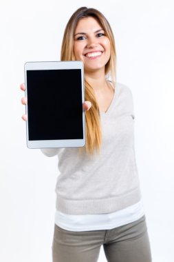 Güzel kadın gösteren dijital tablet. Beyaz izole.