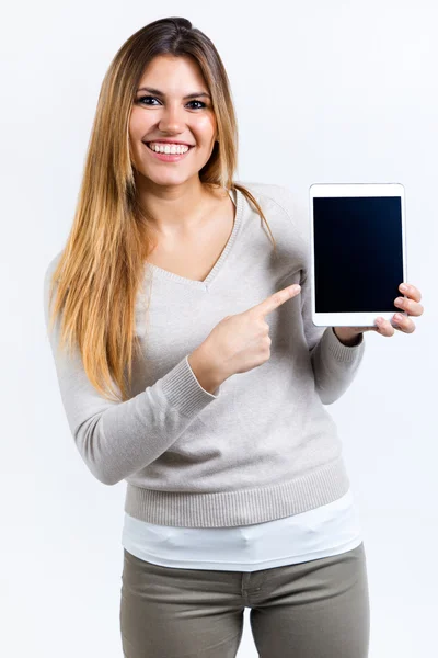 Hermosa mujer mostrando tableta digital. Aislado sobre blanco . — Foto de Stock