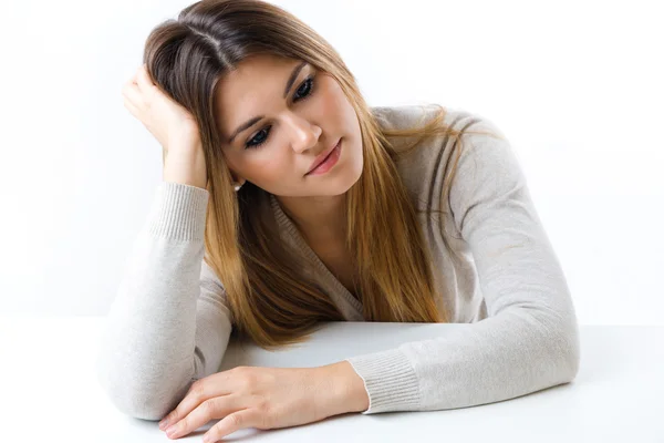 Hermosa chica joven mirando a la cámara. Aislado sobre blanco . — Foto de Stock