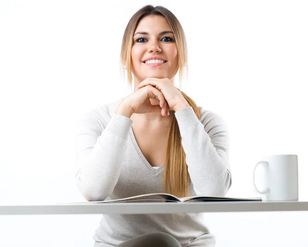 Jonge mooi meisje lezen van nieuws en koffie drinken. Geïsoleerd — Stockfoto