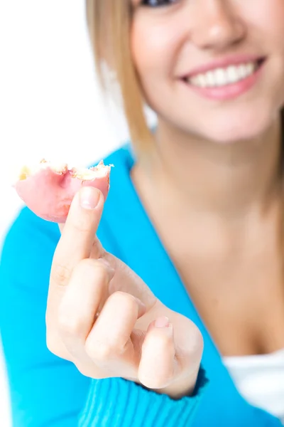 Giovane bella ragazza mangiare ciambella. Isolato su bianco . — Foto Stock