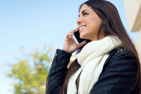 Schöne Mädchen mit ihrem Handy in der Stadt. — Stockfoto