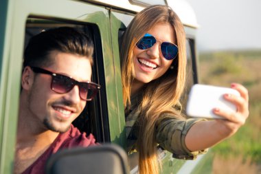 Güzel çift alma selfie ile smartphone c portresi