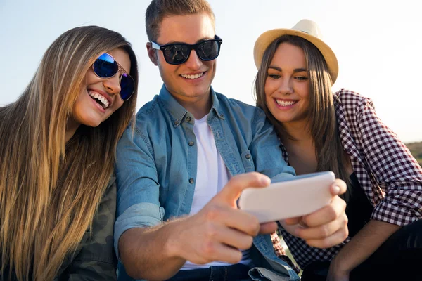 Groep vrienden nemen een selfie met smartphone. — Stockfoto