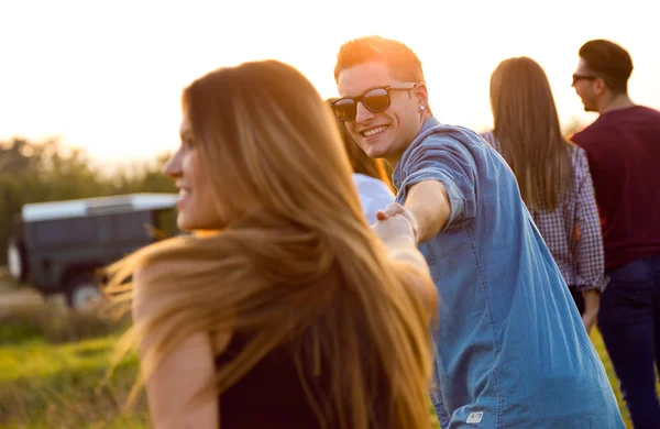 Porträt einer Gruppe von Freunden, die Spaß auf dem Feld haben. — Stockfoto