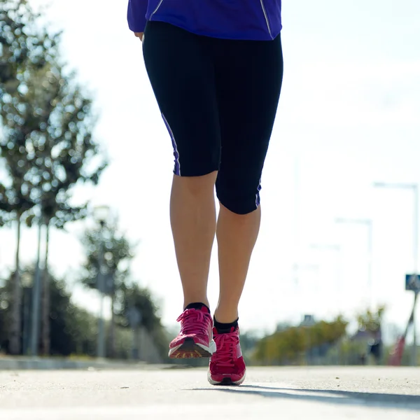 Runner voeten lopen op de weg close-up op schoen. — Stockfoto