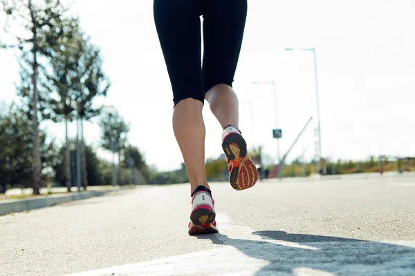 Runner voeten lopen op de weg close-up op schoen. — Stockfoto