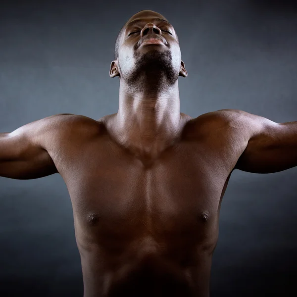 Hombre musculoso con los brazos extendidos. Concepto de libertad . —  Fotos de Stock