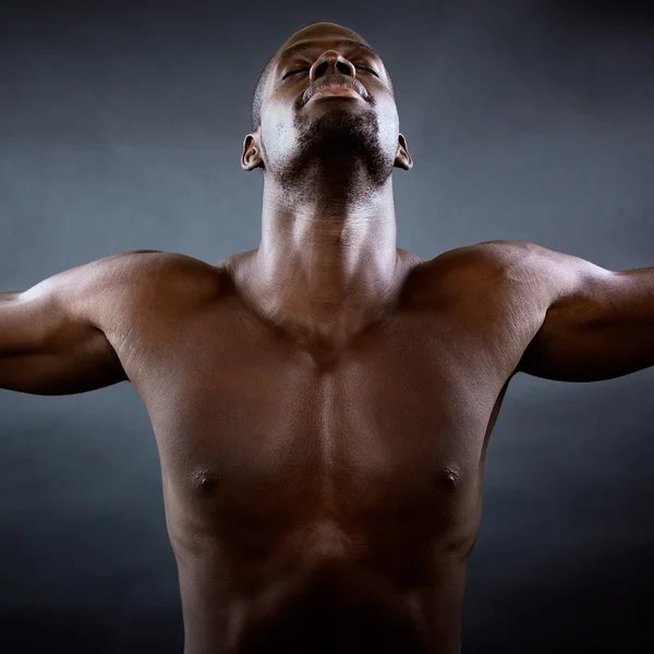 Homem musculoso com os braços estendidos. Conceito de liberdade . — Fotografia de Stock