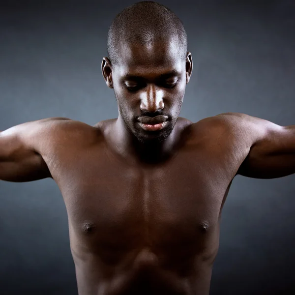 Homem musculoso com os braços estendidos. Conceito de liberdade . — Fotografia de Stock