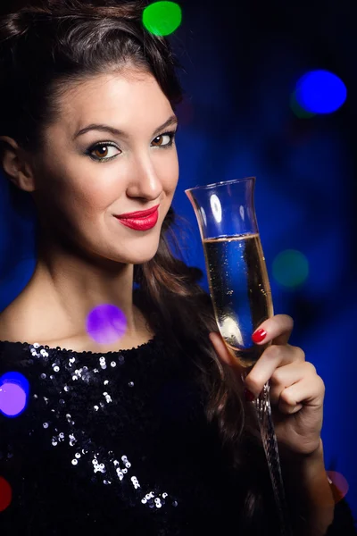 Belle fille en robe de soirée avec verre à vin. Nouvel An . — Photo