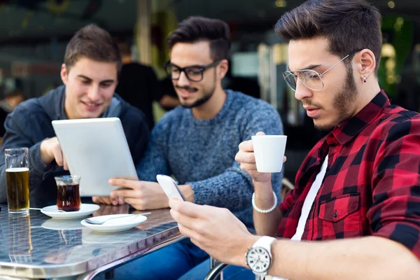 Retrato al aire libre de jóvenes empresarios que trabajan en la cafetería . — Foto de Stock