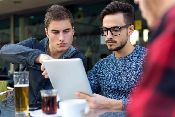 Retrato al aire libre de jóvenes empresarios que trabajan en la cafetería . — Foto de Stock