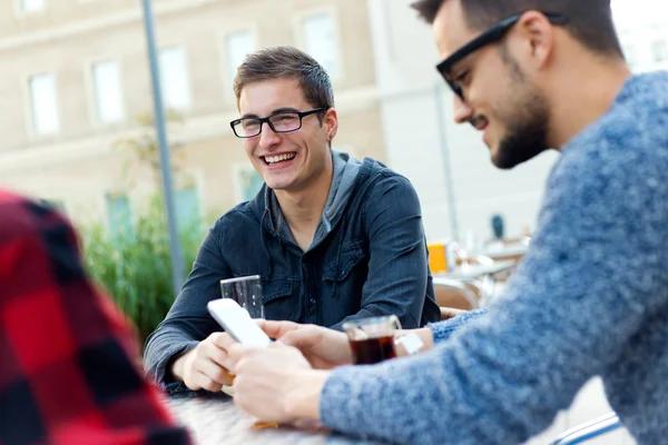 Retrato al aire libre de jóvenes empresarios que trabajan en la cafetería . —  Fotos de Stock