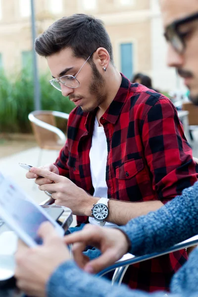 Due giovani imprenditori che lavorano alla caffetteria . — Foto Stock