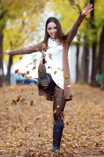 Vacker flicka ha roligt under hösten. — Stockfoto