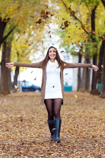 Vacker flicka ha roligt under hösten. — Stockfoto