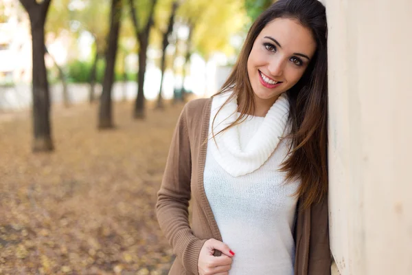 Mooi meisje camera kijken in de herfst. — Stockfoto