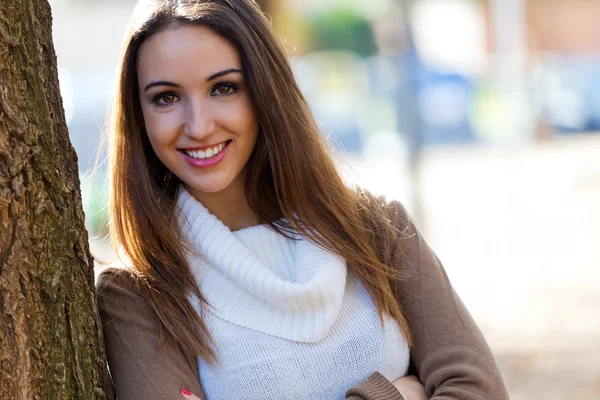 Hermosa chica mirando a la cámara en otoño . —  Fotos de Stock