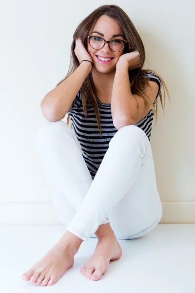 Jovencita mujer bonita. Estudio retrato de moda . — Foto de Stock