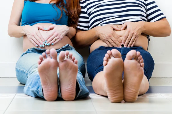 Casal jovem esperando bebê. Isolado em branco . — Fotografia de Stock