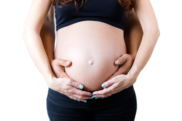 Un jeune couple attend un bébé. Isolé sur blanc . — Photo