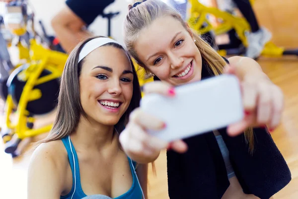 Молодые женщины делают селфи в спортзале . — стоковое фото