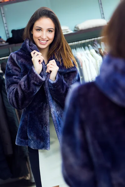 Bella giovane donna shopping in un negozio di vestiti . — Foto Stock